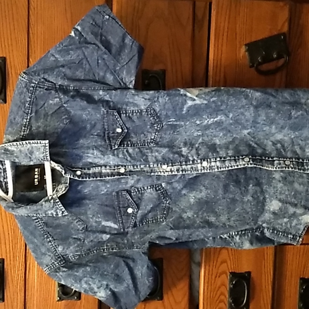 Mens size small button down casual shirt